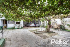 Casa à venda com 231m², 5 dormitórios, 5 vagas, no bairro Cristal em Porto Alegre