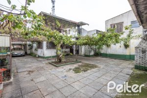 Casa à venda com 231m², 5 dormitórios, 5 vagas, no bairro Cristal em Porto Alegre