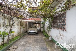 Casa à venda com 231m², 5 dormitórios, 5 vagas, no bairro Cristal em Porto Alegre