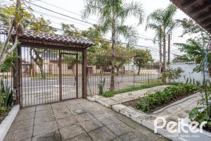 Casa à venda com 231m², 5 dormitórios, 5 vagas, no bairro Cristal em Porto Alegre