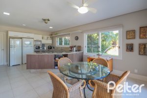 Casa em Condomínio à venda com 1400m², 5 dormitórios, 4 suítes, 10 vagas, no bairro Cavalhada em PORTO ALEGRE