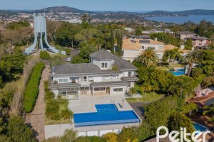 Casa em Condomínio à venda com 1400m², 5 dormitórios, 4 suítes, 10 vagas, no bairro Cavalhada em PORTO ALEGRE