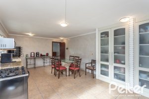 Casa à venda com 334m², 4 dormitórios, 2 suítes, 4 vagas, no bairro Jardim Isabel em Porto Alegre