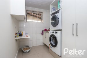 Casa à venda com 300m², 3 dormitórios, 1 suíte, 3 vagas, no bairro Ipanema em Porto Alegre