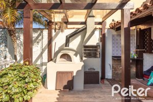 Casa à venda com 300m², 3 dormitórios, 1 suíte, 3 vagas, no bairro Ipanema em Porto Alegre