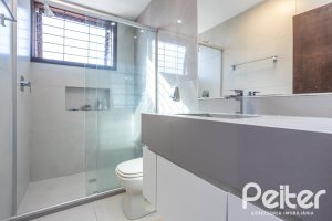 Casa à venda com 300m², 3 dormitórios, 1 suíte, 3 vagas, no bairro Ipanema em Porto Alegre