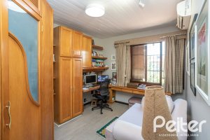 Casa à venda com 300m², 3 dormitórios, 1 suíte, 3 vagas, no bairro Ipanema em Porto Alegre