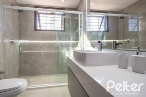 Casa à venda com 300m², 3 dormitórios, 1 suíte, 3 vagas, no bairro Ipanema em Porto Alegre