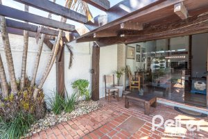 Casa à venda com 300m², 3 dormitórios, 1 suíte, 3 vagas, no bairro Ipanema em Porto Alegre