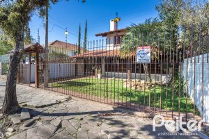 Casa à venda com 300m², 3 dormitórios, 1 suíte, 3 vagas, no bairro Ipanema em Porto Alegre