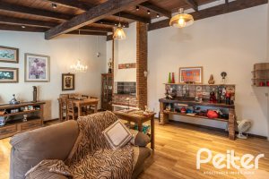 Casa à venda com 300m², 3 dormitórios, 1 suíte, 3 vagas, no bairro Ipanema em Porto Alegre