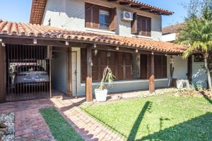 Casa à venda com 300m², 3 dormitórios, 1 suíte, 3 vagas, no bairro Ipanema em Porto Alegre