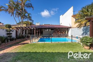 Casa à venda com 300m², 3 dormitórios, 1 suíte, 3 vagas, no bairro Ipanema em Porto Alegre