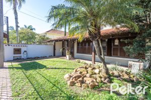 Casa à venda com 300m², 3 dormitórios, 1 suíte, 3 vagas, no bairro Ipanema em Porto Alegre