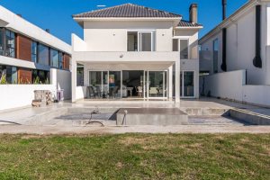 Casa em Condomínio à venda com 349m², 5 dormitórios, 5 suítes, 4 vagas, no bairro Terra Ville em PORTO ALEGRE