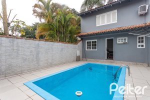 Casa à venda com 308m², 4 dormitórios, 1 suíte, 2 vagas, no bairro Ipanema em Porto Alegre