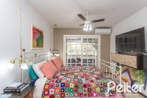 Casa à venda com 308m², 4 dormitórios, 1 suíte, 2 vagas, no bairro Ipanema em Porto Alegre