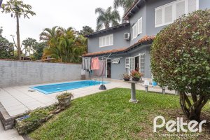 Casa à venda com 308m², 4 dormitórios, 1 suíte, 2 vagas, no bairro Ipanema em Porto Alegre