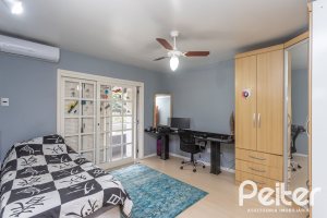 Casa à venda com 308m², 4 dormitórios, 1 suíte, 2 vagas, no bairro Ipanema em Porto Alegre