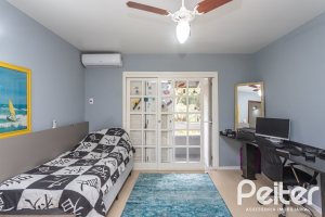 Casa à venda com 308m², 4 dormitórios, 1 suíte, 2 vagas, no bairro Ipanema em Porto Alegre