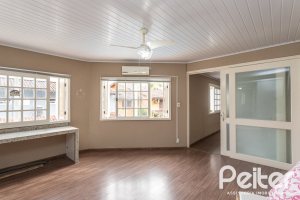 Casa à venda com 308m², 4 dormitórios, 1 suíte, 2 vagas, no bairro Ipanema em Porto Alegre