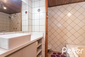 Casa à venda com 308m², 4 dormitórios, 1 suíte, 2 vagas, no bairro Ipanema em Porto Alegre