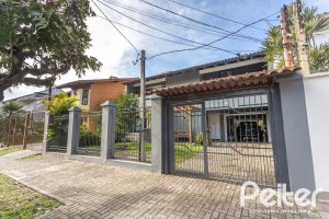 Casa à venda com 308m², 4 dormitórios, 1 suíte, 2 vagas, no bairro Ipanema em Porto Alegre