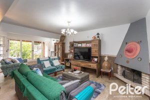 Casa à venda com 308m², 4 dormitórios, 1 suíte, 2 vagas, no bairro Ipanema em Porto Alegre