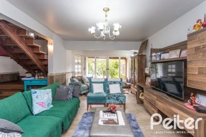 Casa à venda com 308m², 4 dormitórios, 1 suíte, 2 vagas, no bairro Ipanema em Porto Alegre