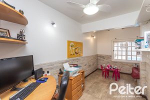 Casa à venda com 308m², 4 dormitórios, 1 suíte, 2 vagas, no bairro Ipanema em Porto Alegre