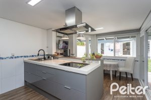 Casa à venda com 308m², 4 dormitórios, 1 suíte, 2 vagas, no bairro Ipanema em Porto Alegre