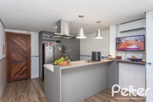 Casa à venda com 308m², 4 dormitórios, 1 suíte, 2 vagas, no bairro Ipanema em Porto Alegre