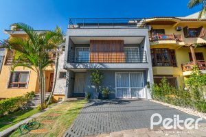 Casa em Condomínio à venda com 248m², 3 dormitórios, 2 suítes, 2 vagas, no bairro Vila Nova em Porto Alegre