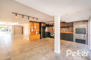 Casa em Condomínio à venda com 248m², 3 dormitórios, 2 suítes, 2 vagas, no bairro Vila Nova em Porto Alegre