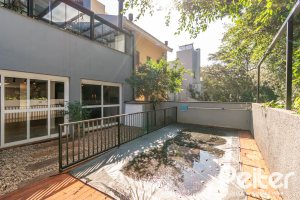 Casa em Condomínio à venda com 248m², 3 dormitórios, 2 suítes, 2 vagas, no bairro Vila Nova em Porto Alegre