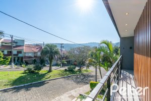 Casa em Condomínio à venda com 248m², 3 dormitórios, 2 suítes, 2 vagas, no bairro Vila Nova em Porto Alegre