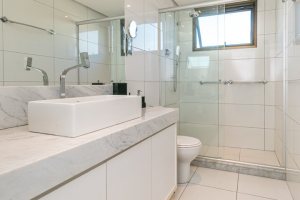 Apartamento à venda com 143m², 3 dormitórios, 1 suíte, 2 vagas, no bairro Tristeza em PORTO ALEGRE