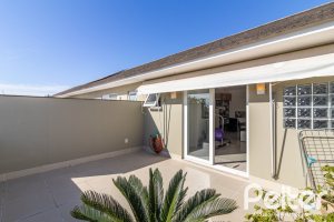 Casa em Condomínio à venda com 189m², 3 dormitórios, 1 suíte, 3 vagas, no bairro Tristeza em Porto Alegre