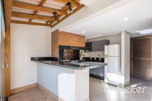 Casa em Condomínio à venda com 229m², 3 dormitórios, 3 suítes, 4 vagas, no bairro Cristal em Porto Alegre