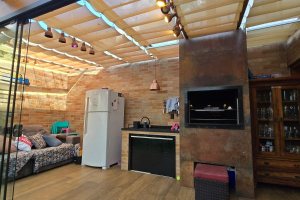 Casa em Condomínio à venda com 229m², 3 dormitórios, 3 suítes, 4 vagas, no bairro Cristal em Porto Alegre