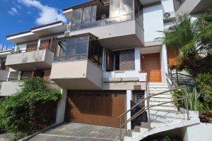 Casa em Condomínio à venda com 229m², 3 dormitórios, 3 suítes, 4 vagas, no bairro Cristal em Porto Alegre