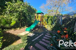 Casa em Condomínio à venda com 229m², 3 dormitórios, 3 suítes, 4 vagas, no bairro Cristal em Porto Alegre