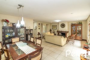 Casa em Condomínio à venda com 293m², 3 dormitórios, 1 suíte, 2 vagas, no bairro Tristeza em Porto Alegre