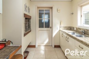 Casa em Condomínio à venda com 293m², 3 dormitórios, 1 suíte, 2 vagas, no bairro Tristeza em Porto Alegre