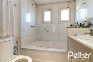 Casa em Condomínio à venda com 293m², 3 dormitórios, 1 suíte, 2 vagas, no bairro Tristeza em Porto Alegre