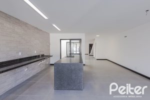 Casa à venda com 180m², 3 dormitórios, 1 suíte, 2 vagas, no bairro Ipanema em Porto Alegre