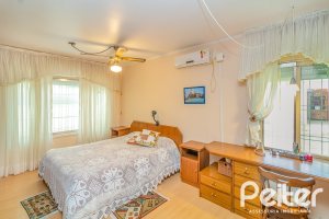 Casa à venda com 213m², 4 dormitórios, 1 suíte, 2 vagas, no bairro Vila Assunção em Porto Alegre