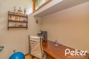 Casa à venda com 213m², 4 dormitórios, 1 suíte, 2 vagas, no bairro Vila Assunção em Porto Alegre