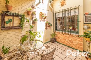 Casa à venda com 213m², 4 dormitórios, 1 suíte, 2 vagas, no bairro Vila Assunção em Porto Alegre