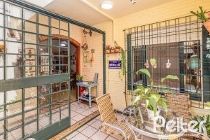 Casa à venda com 213m², 4 dormitórios, 1 suíte, 2 vagas, no bairro Vila Assunção em Porto Alegre